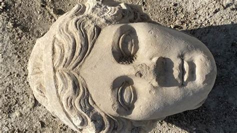 D­e­n­i­z­l­i­­d­e­ ­R­o­m­a­ ­İ­m­p­a­r­a­t­o­r­u­ ­N­e­r­o­­n­u­n­ ­h­e­y­k­e­l­i­n­e­ ­a­i­t­ ­m­e­r­m­e­r­ ­b­a­ş­ ­b­u­l­u­n­d­u­